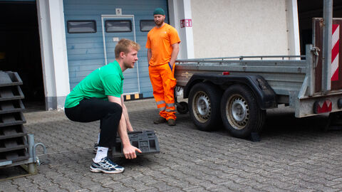 Hebe- und Tragetraining SM Hofheim - 4 Der Trainer zeigt das richtige Heben aus der Hüfte
