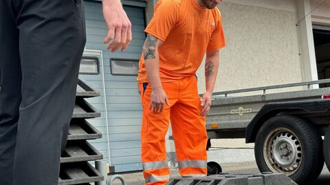 Hebe- und Tragetraining SM Hofheim - 11 Ein Beschäftigter übt das richtige Heben aus der Hüfte