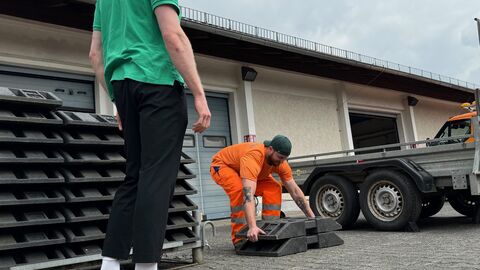 Hebe- und Tragetraining SM Hofheim - 13 Der Trainer zeigt das richtige Heben aus der Hüfte