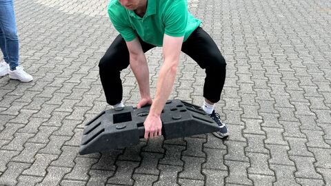 Hebe- und Tragetraining SM Hofheim - 14 Der Trainer zeigt das richtige Heben aus der Hüfte