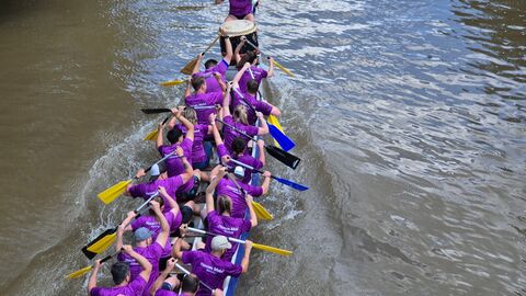 Hessen Mobil beim Drachenboot-Cup - 21 Das Drachenboot aus der Vogelperspektive von der Brücke aus fotografiert