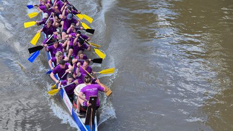 Hessen Mobil beim Drachenboot-Cup - 23 Das Drachenboot aus der Vogelperspektive von der Brücke aus fotografiert