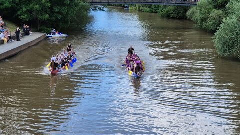 Hessen Mobil beim Drachenboot-Cup - 24 Das Drachenboot aus der Vogelperspektive von der Brücke aus fotografiert