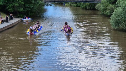 Hessen Mobil beim Drachenboot-Cup - 25 Das Drachenboot aus der Vogelperspektive von der Brücke aus fotografiert