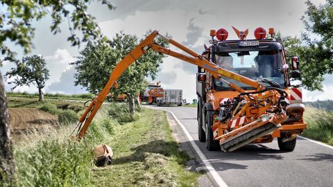 Mäharbeiten mit Unimog