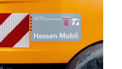 Pressefoto Pressefoto mit Hessen Mobil-Logo und -Schriftzug auf Fahrzeug