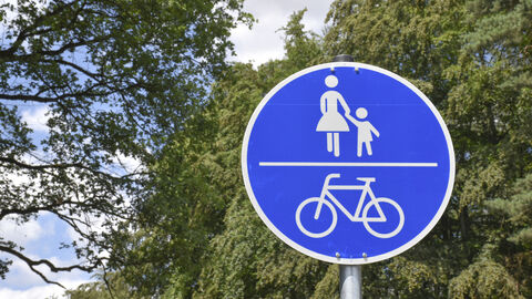 Verkehrsschild Geh- und Radweg Rundes Verkehrsschild Geh- und Radweg - blauer Hintergrund , weiße Schrift
