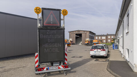 Tag der Ausbildung 2024 - 01 LED-Anhänger mit Begrüßungsworten am Eingang der Meisterei