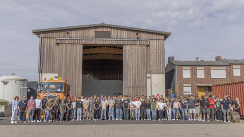 Tag der Ausbildung 2024 - 11 Gruppenfoto mit allen Auszubildenden, Studierenden und Praktikanten vor der Salzhalle