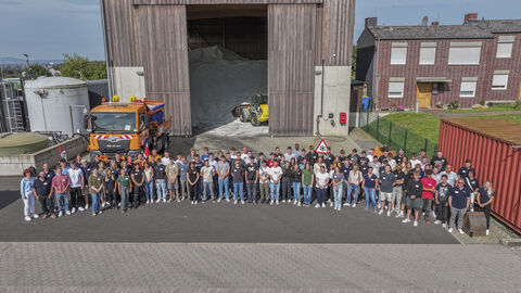 Tag der Ausbildung 2024 - 14 Gruppenfoto mit allen Auszubildenden, Studierenden und Praktikanten vor der Salzhalle