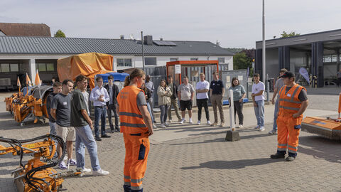 Tag der Ausbildung 2024 - 16 Auszubildende erklären die Station Gehölz- und Landschaftspflege