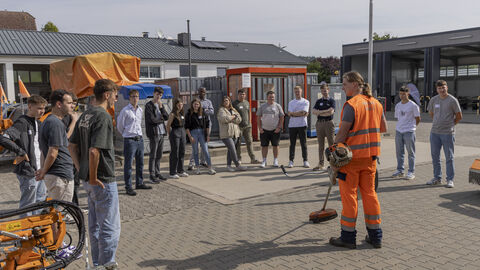 Tag der Ausbildung 2024 - 17 Auszubildende erklären die Station Gehölz- und Landschaftspflege