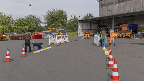 Tag der Ausbildung 2024 - 19 Geschicklichkeitsparcours mit Schubkarren