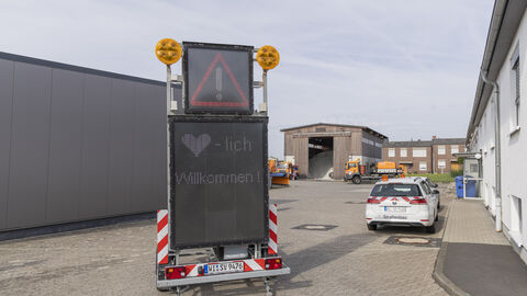 Tag der Ausbildung 2024 - 02 LED-Anhänger mit Begrüßungsworten am Eingang der Meisterei