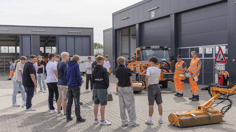 Tag der Ausbildung 2024 - 20 Auszubildende erklären die Station Gehölz- und Landschaftspflege