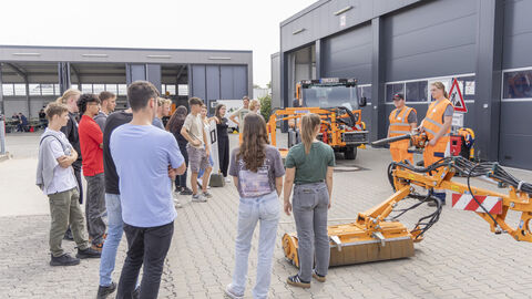 Auszubildende erklären die Station Gehölz- und Landschaftspflege