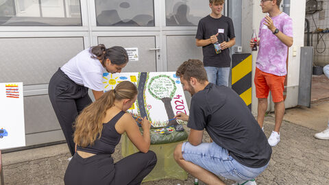 Tag der Ausbildung 2024 - 28 Kreatives Malen an der Malstation