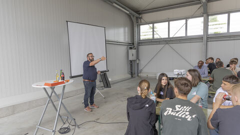 Tag der Ausbildung 2024 - 34 Mittagessen in der Fahrzeughalle