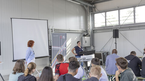 Tag der Ausbildung 2024 - 07 Begrüßung der Auszubildenden in der Fahrzeughalle