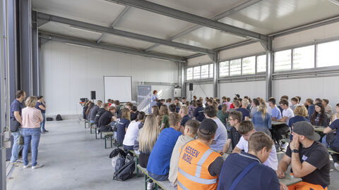 Tag der Ausbildung 2024 - 08 Begrüßung der Auszubildenden in der Fahrzeughalle