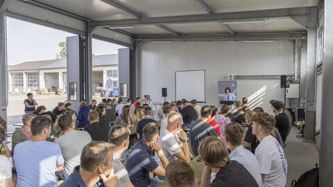 Tag der Ausbildung 2024 - 09 Begrüßung der Auszubildenden in der Fahrzeughalle