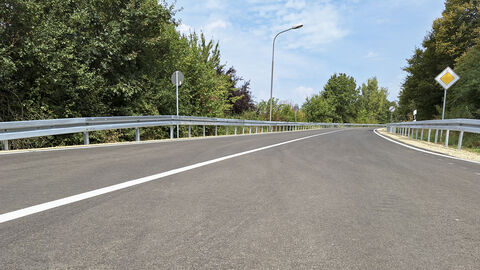 Frisch asphaltierte und markierte Landesstraße