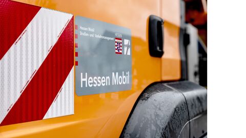 Pressefoto Hessen Mobil-Fahrzeug mit Logo und Schriftzug Pressefoto Hessen Mobil-Fahrzeug mit Logo und Schriftzug