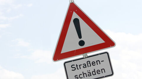 Warnschild Straßenschäden Verkehrsschild Ausrufezeichen mit Hinwies auf Straßenschäden