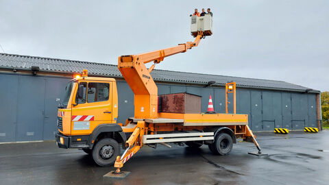 3 Azubis auf einem LKW mit Hebebühne und Arbeitskorb