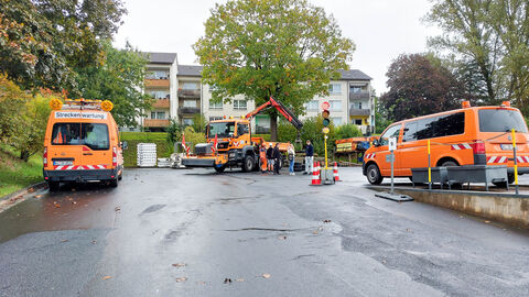 Verschiedene Fahrzeuge von Hessen Mobil auf dem Hof der Straßenmeisterei