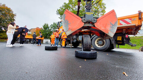 Azubis auf dem Hof der Meisterei mit einem Kran