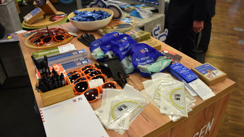 DSVK 2024 - 03 Tisch mit Give-Aways von Hessen Mobil