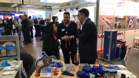 DSVK 2024 - 07 Gespräche am Messestand von Hessen Mobil