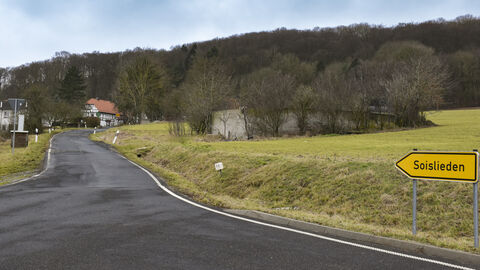K14 Soislieden - Abzweig mit gelbem Hinweisschild