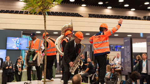 DSVK 2024 - 27 Band mit Blas- und Schlaginstrumenten am Messestand