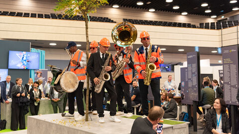 DSVK 2024 - 26 Band mit Blas- und Schlaginstrumenten am Messestand