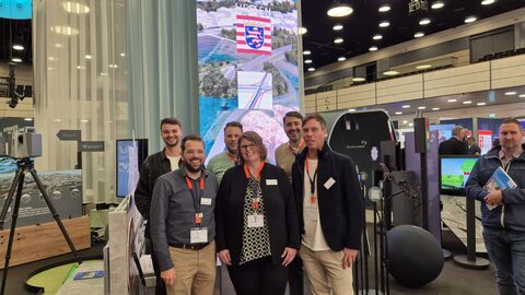 DSVK 2024 - 31 Gruppenfoto vor dem Hessen Mobil Stand