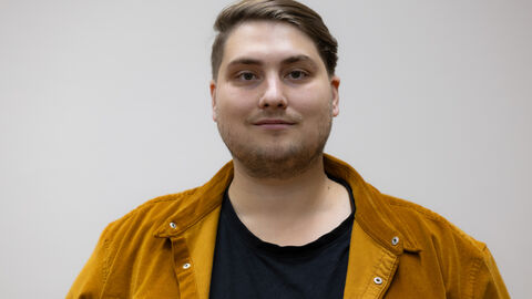 Portraitfoto Dennis Müller Portraitfoto Dennis Müller