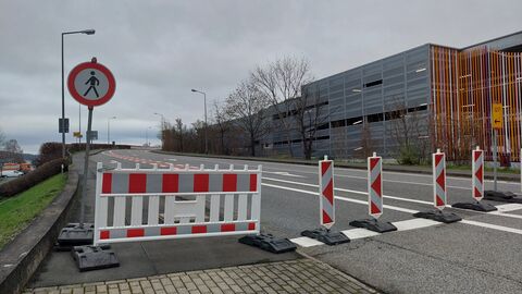 L 3089 Brücke Marburg-Nord_Südseite Absperrbaken und Gitter vor einer Brücke