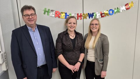 Miriam-Madeleine Zwerenz mit dem Dezernenten für Verkehr und Betrieb in Mittelhessen, Stefan Wald, und rechts Jana Fries, Sachgebietsleiterin Betrieb in Mittelhessen