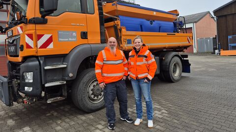 Miriam-Madeleine  Zwerenz mit Markus Wittmann zu sehen, Leiter der Straßenmeisterei in Bruchköbel.