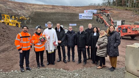 Traditioneller Tunnelanstich mit Vertreterinnen und Vertretern der Politik 
