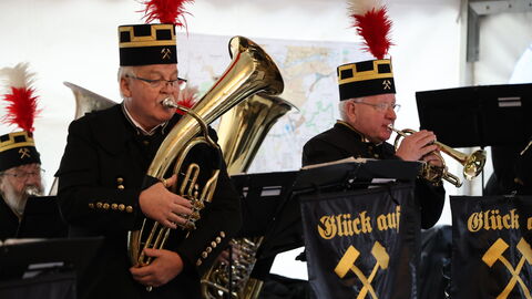 Feierlicher Tunnelanstich OU Mörlenbach 1 Ein Hornist einer Blaskapelle