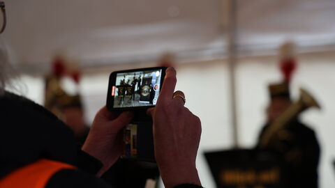 Feierlicher Tunnelanstich OU Mörlenbach 2 Eine Mitarbeiterin filmt mit Handy