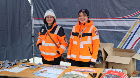 Feierlicher Tunnelanstich OU Mörlenbach 5 Zwei Hessen Mobil-Mitarbeiterinnen am Info-Stand