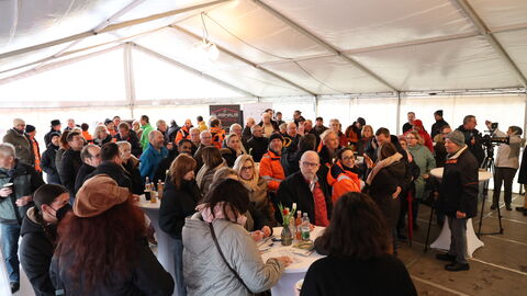 Feierlicher Tunnelanstich OU Mörlenbach 7 Ein prallgefüllter Innnenraum des Veranstaltunsgzeltes
