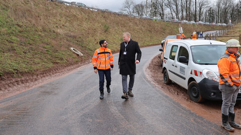 Feierlicher Tunnelanstich OU Mörlenbach 8 Wirtschafts- und Verkehrsminister Manssori läuft den Weg zum Veranstaltunsgzelt
