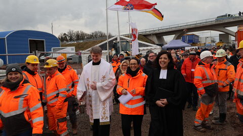 Feierlicher Tunnelanstich OU Mörlenbach 12 Zwei Geistliche und die Tunnelpatin führen den Tross zum Tunnelportl an