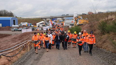 Feierlicher Tunnelanstich OU Mörlenbach 14 Der Tross läuft vom Veranstaltungszelt zum Tunnelportal