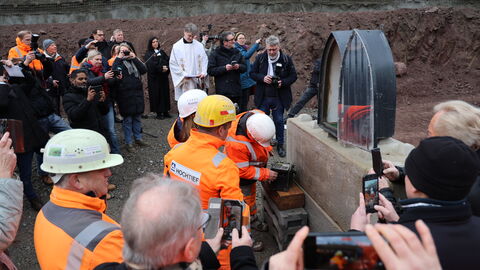 Feierlicher Tunnelanstich OU Mörlenbach 18 Der Sprengmeister bereitet die symbolische Sprengung vor